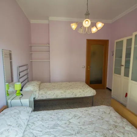 Yellow House Apartment *